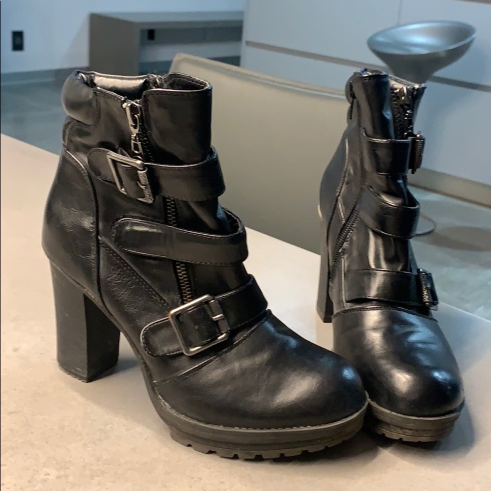 Guess black leather ankle boot